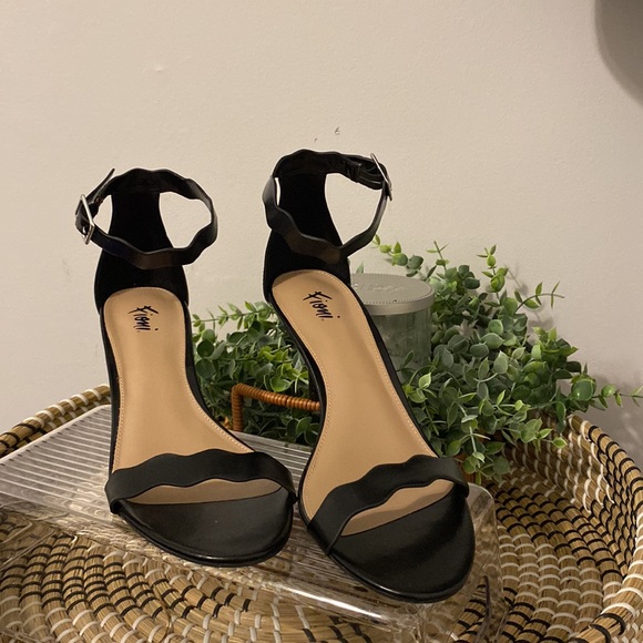Women’s Black Scalloped Strappy Heels, Size 8.5, NWOT, never worn.  No defects - Picture 2 of 11